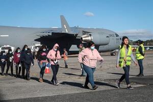 Frenan vuelos de deportación en EE. UU. por altos costos