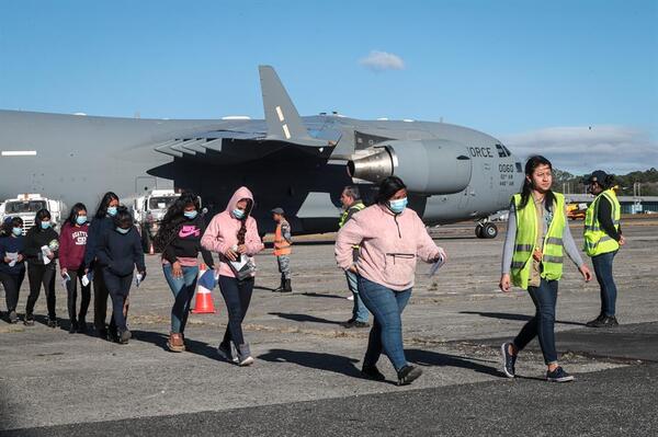 Frenan vuelos de deportación en EE. UU. por altos costos