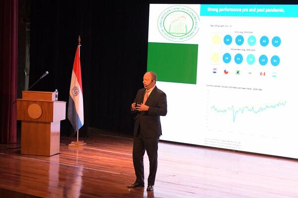Ministro destaca la estabilidad y la diversificación productiva en congreso internacional de economía