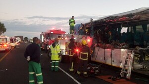 Al menos 10 muertos y 30 heridos al chocar un autobús y un camión en Sudáfrica