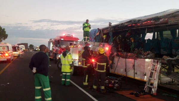 Al menos 10 muertos y 30 heridos al chocar un autobús y un camión en Sudáfrica