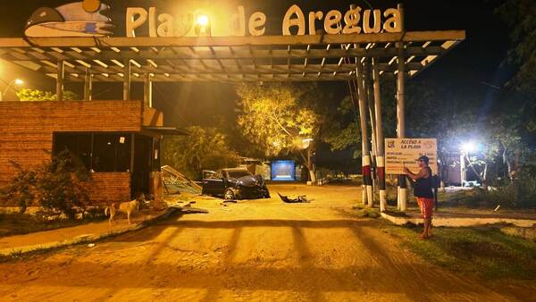 Policía “toreto” chocó contra caseta de la Playa de Areguá •