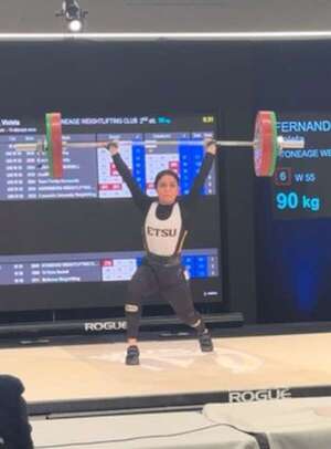 Violeta Fernández se carga de medallas en campeonato de halterofilia universitaria de EE.UU. - Polideportivo - ABC Color