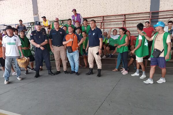 Entregaron chalecos y carnets a vendedores ambulantes - San Lorenzo Hoy