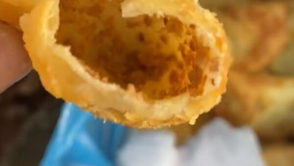 Mostró su empanada sonajero y el rollo chisteó: "Le pusieron esencia de carne"