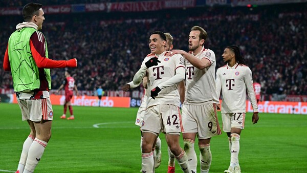 El Bayern golea y pone un pie en cuartos de final
