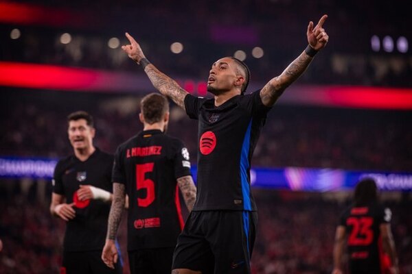 Versus / Un Barcelona con diez jugadores se adelanta al Benfica gracias a Raphinha