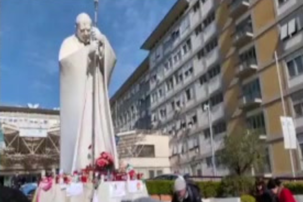 El Papa Francisco inicia fisioterapia motora tras crisis respiratorias - SNT