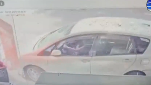 Video: Mujer mayor confunde cambios y destruye con su vehículo vidrios de local