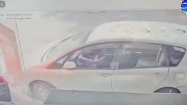 Video: Mujer mayor confunde cambios y destruye con su vehículo vidrios de local