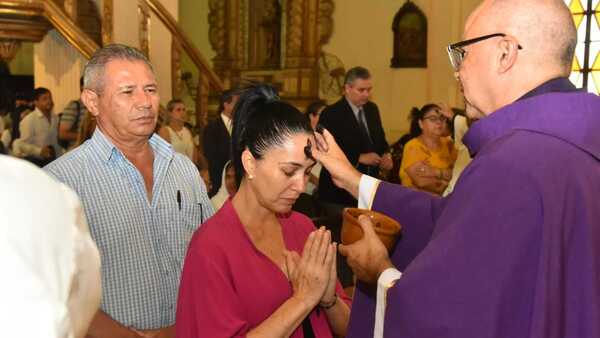 Católicos paraguayos piden orar por el papa Francisco en el inicio de la Cuaresma