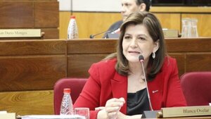 Tras candente sesión del Senado, pedido de sacar a ministra no corre