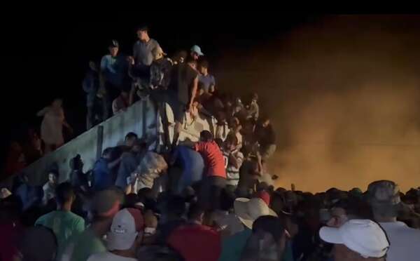 Multitud saquea un camión de carne y provoca incendio en Tacuatí - Noticiero Paraguay