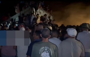 Un camión que llevaba carne volcó en Tacuatí y lo saquearon - 1000 Noticias
