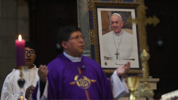 Tras pasar una noche tranquila, el Papa descansa al cumplirse su tercera semana ingresado