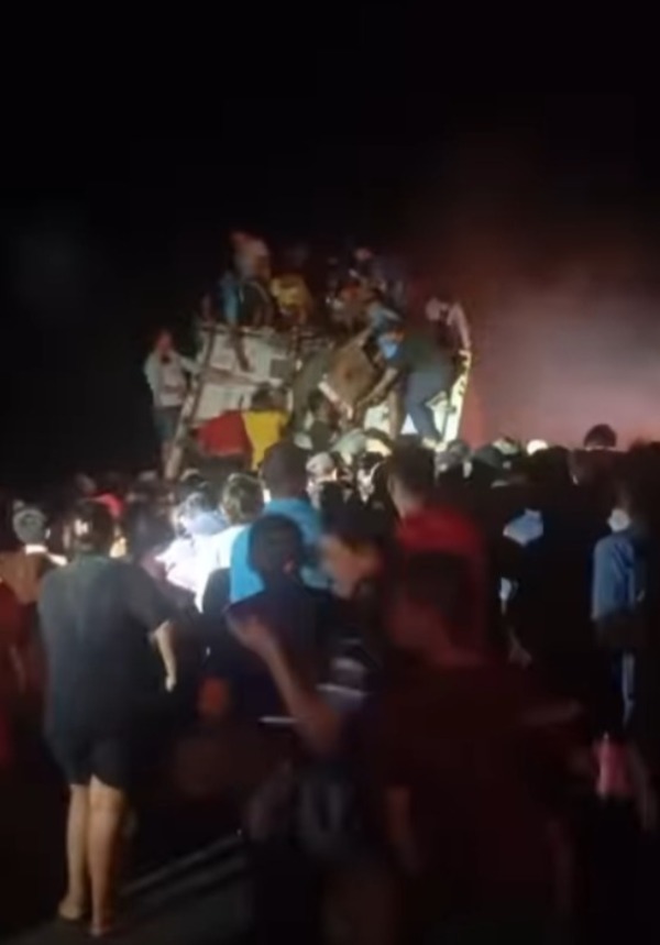 Saquean toneladas de carne tras vuelco de camión en Tacuatí - trece