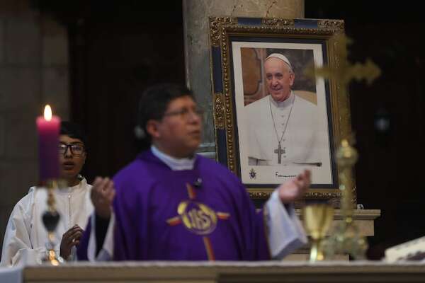 Papa Francisco continúa con fisioterapia y oxigenoterapia tras problemas respiratorios - Mundo - ABC Color
