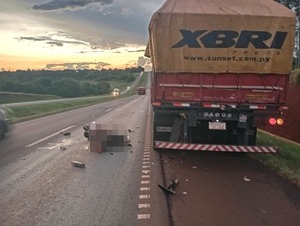 Motociclista fallece tras chocar contra tractocamión - La Clave