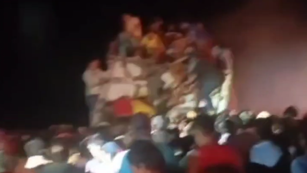 Video: Saquean a camión volcado que transportaba carne en Tacuatí