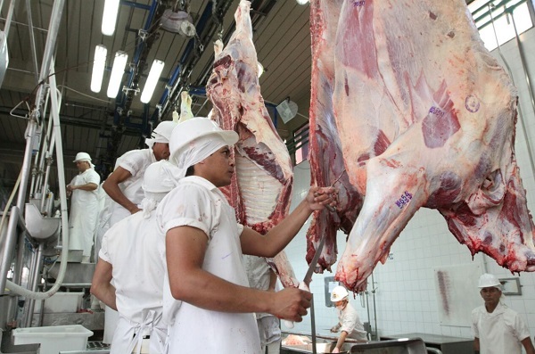 Bloqueo chino a frigoríficos del Mercosur amenaza exportaciones de carne paraguaya