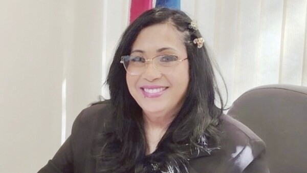 Denuncian a Yamy Nal y al hijo por contrato irregular