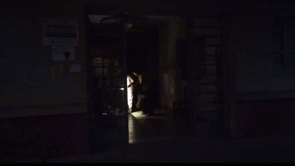 Hospital quedó sin luz y atendieron con linternas de celulares