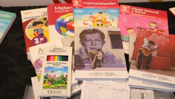 Escuelas hacen sorteo de kits escolares porque llegaron poquitos, denuncian
