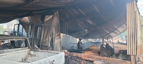 Incendio devoró depósito de granos y maquinarias en Carmen del Paraná