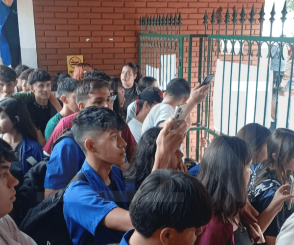 Toma estudiantil en el Colegio Técnico Nacional de Encarnación porque no reciben almuerzo escolar