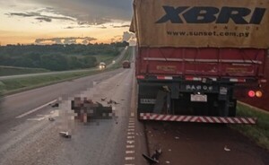 Joven motociclista muere tras chocar contra camión