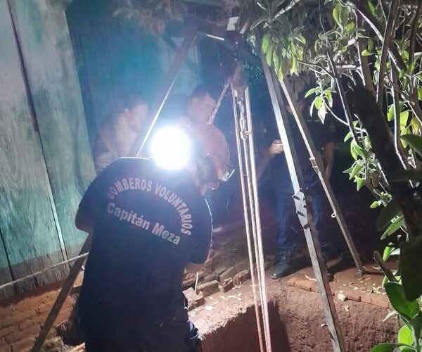 Doña se descompensó al ver a su hijo caer a un pozo