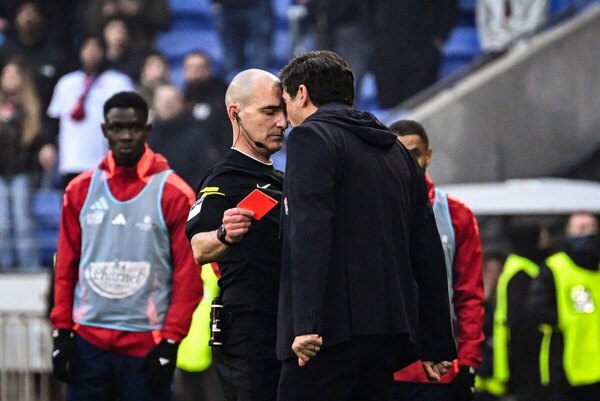 Versus / ¡Histórica sanción! El DT del Lyon es suspendido por ocho meses