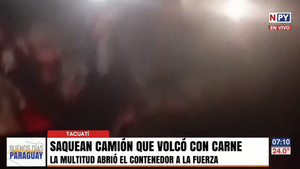 Centenar de pobladores saquean carne del contenedor de un camión volcado en Tacuatí