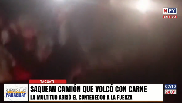 Centenar de pobladores saquean carne del contenedor de un camión volcado en Tacuatí