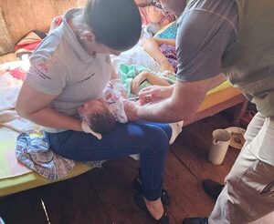 Asisten a madre y recién nacido en su domicilio