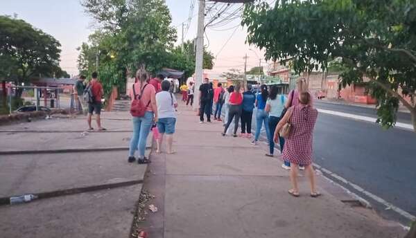 Pasajeros denuncian “oferta irresponsable” de servicio de buses hecha por diputados cartistas - Economía - ABC Color