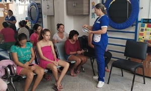 Madres del Hospital Materno Infantil de Coronel Oviedo reciben capacitación sobre el test de la orejita - OviedoPress