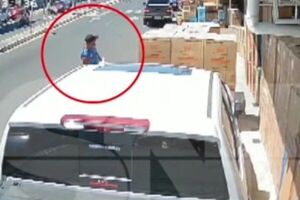 Robo a plena luz del día en Mercado 4 - SNT