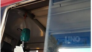 Pasajero rompió el vidrio del micro con su muleta