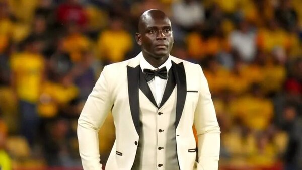 ¡Qué elegancia! Dirigió en la Libertadores vestido de smoking y su equipo goleó