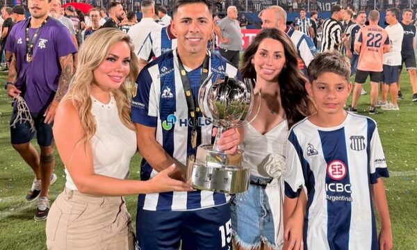 (GALERÍA) ¡Dahiana Bresanovich entró a la cancha a festejar el campeonato de Talleres de Córdoba!