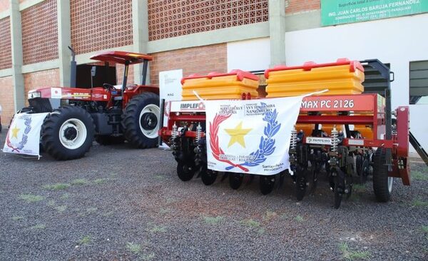 Gobierno impulsa el desarrollo rural con entrega de implementos en Carapeguá - El Trueno