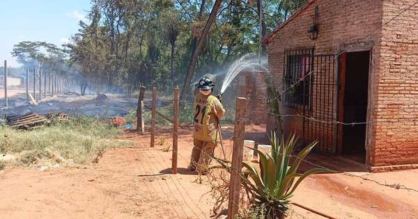 La Nación / Reportan incendio de un depósito de cajas de madera en Areguá