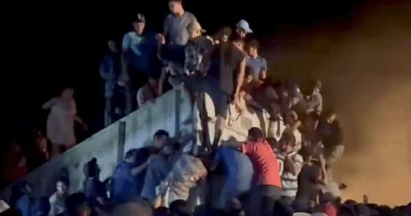 La Nación / Turba atacó camión con carne accidentado en Tacuatí