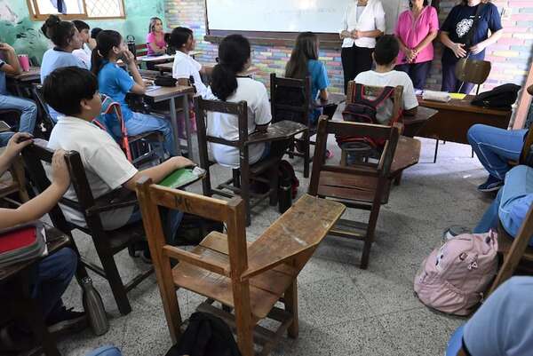 Itaipú prioriza a comerciante de frazadas en su llamado para adquirir pupitres - Economía - ABC Color