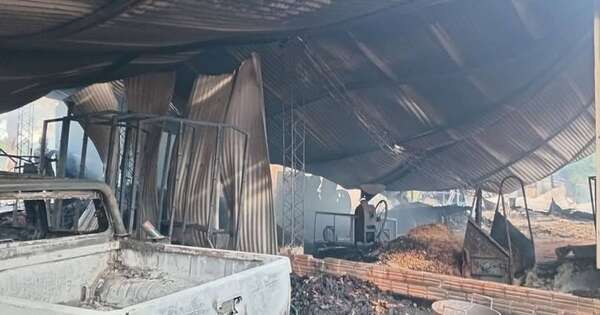 La Nación / Voraz incendio consumió máquinas, vehículos y animales en Itapúa