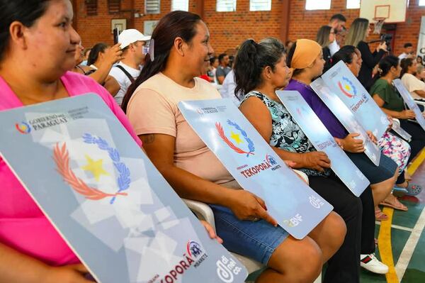 Entrega de tarjetas a 526 familias en Luque •