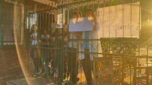 Tras firma de acta de compromiso levantaron la toma del Colegio Técnico de Encarnación - Política - ABC Color