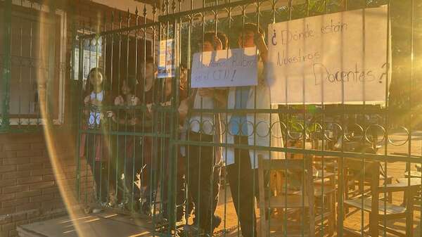 Tras firma de acta de compromiso levantaron la toma del Colegio Técnico de Encarnación - Política - ABC Color