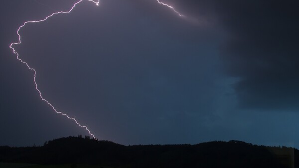 Meteorología anuncia lluvias y tormentas para 11 departamentos este jueves